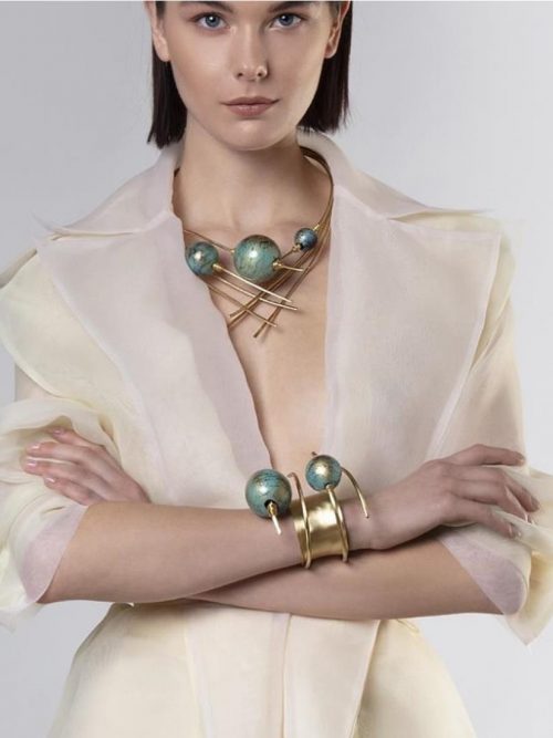 collar-rígido-abierto-oro-esferas-globetrotter-katerina-vassou