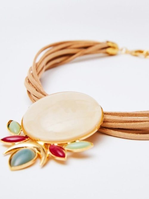 collar-corto-ante-medallon-colores-iana-aldazabal-beige(1)