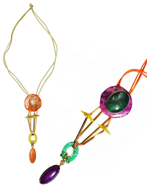 collar-largo-dorado-ante-contraste-color-akiko-aldazabal