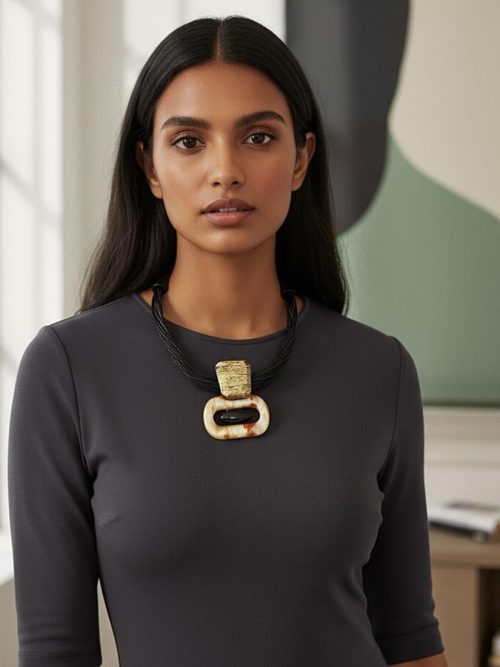 collar-medallon-mosaico-cuero-blanco-negro-aldazabal