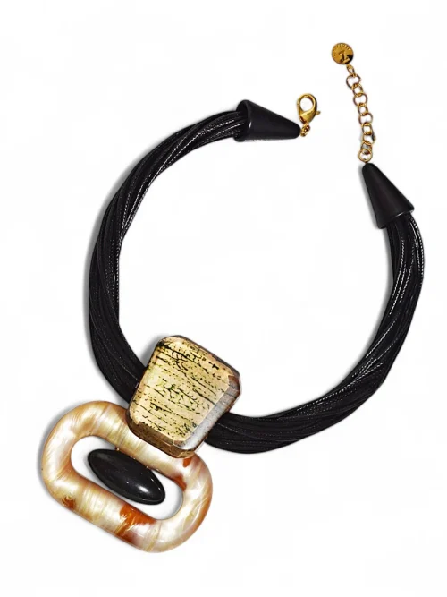 collar-medallon-mosaico-cuero-blanco-negro-aldazabal(1)